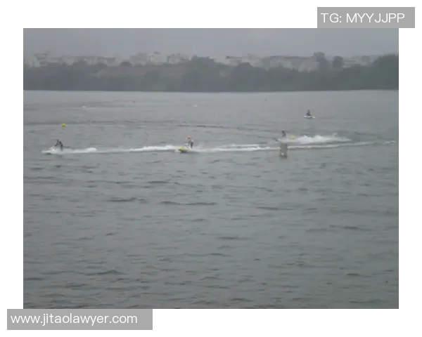 从高空到水花之间探秘跳水运动员的勇气与完美瞬间